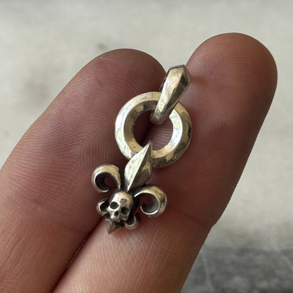 silver fluer de lis pendant